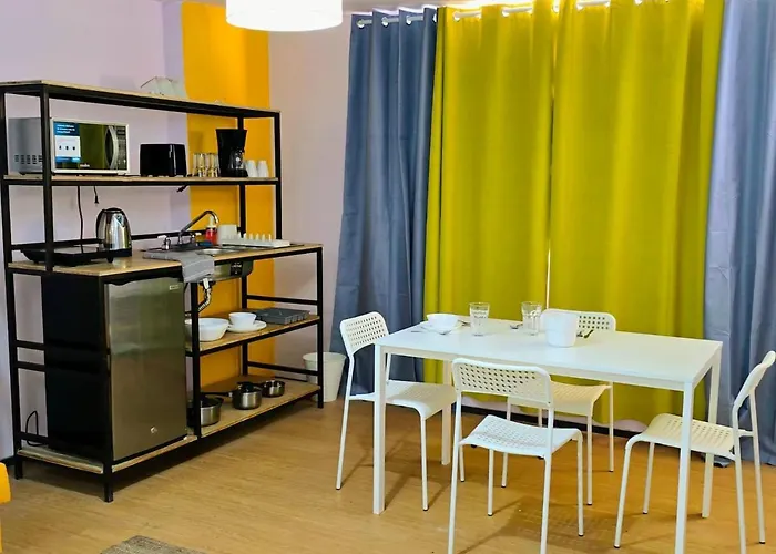 Amarilla Amplia, Iluminada Hasta 6 Viajeros Holiday home