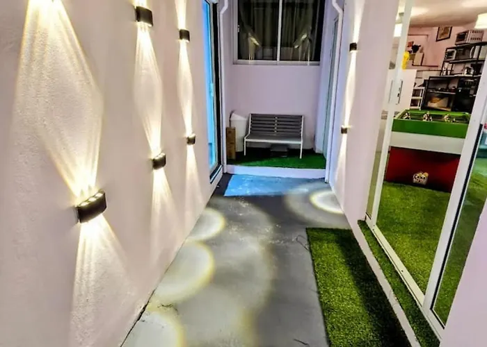 Amarilla Amplia, Iluminada Hasta 6 Viajeros *